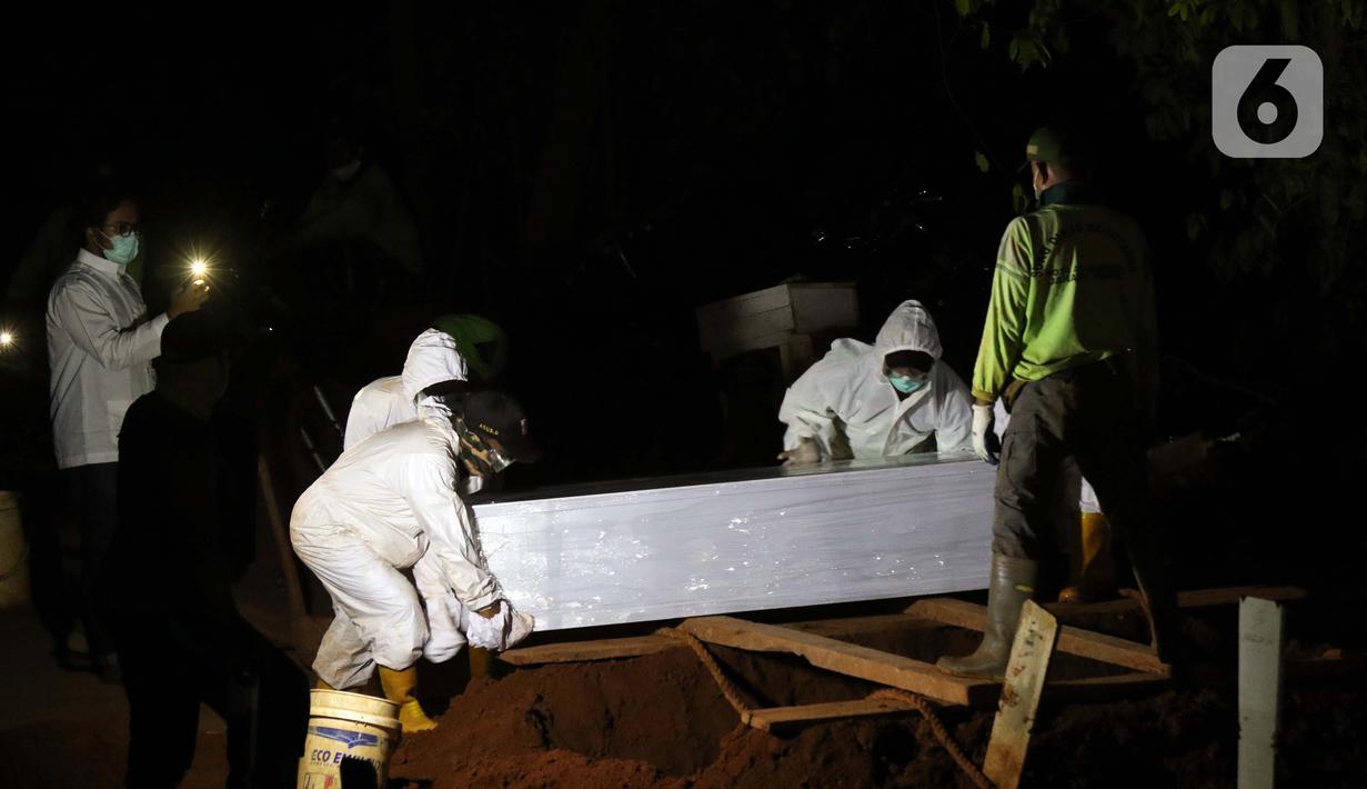 Proses pemakaman jenazah dengan protokol COVID-19 di TPU Pondok Ranggon, Jakarta, Sabtu (19/9/2020). Hingga Sabtu (19/9), angka positif COVID-19 di Indonesia bertambah menjadi 240.687 orang, sembuh 174.350 dan meninggal dunia 9.448. (Liputan6.com/Helmi Fithriansyah)