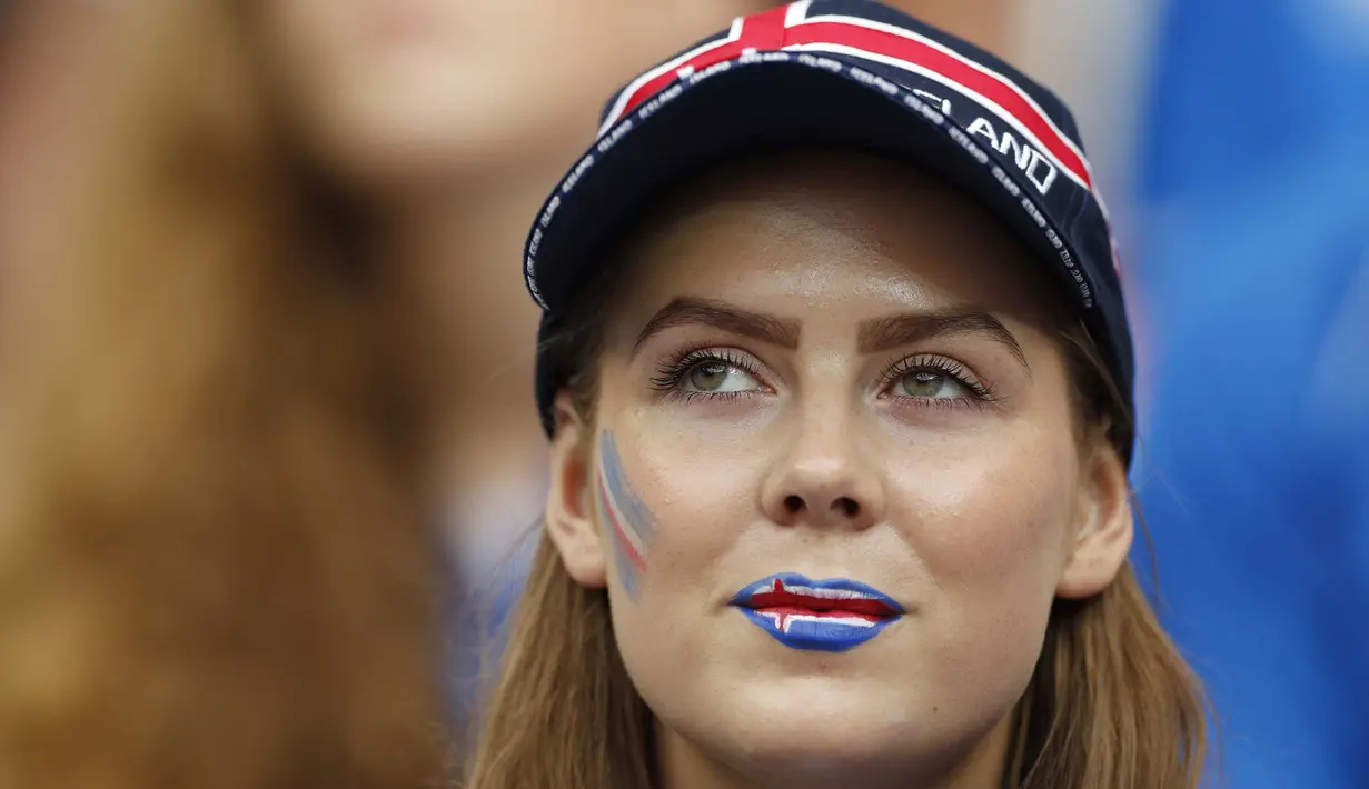 Kesedihan terpapang di wajah fans cantik Islandia usai timnya kalah dari Prancis pada babak perempat final Piala Eropa 2016 di Stade de France, Saint-Denis, Prancis, (3/7/2016).  (REUTERS/John Sibley)