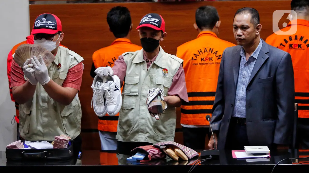 Barang Bukti Tangkap Tangan Wali Kota Bandung Yana Mulyana