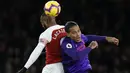 Striker Arsenal, Alexandre Lacazette, duel udara dengan bek Liverpool, Virgil Van Dijk, pada laga Premier League di Stadion Emirates, London, Minggu (3/11). Kedua klub bermain imbang 1-1. (AFP/Ian Kington)