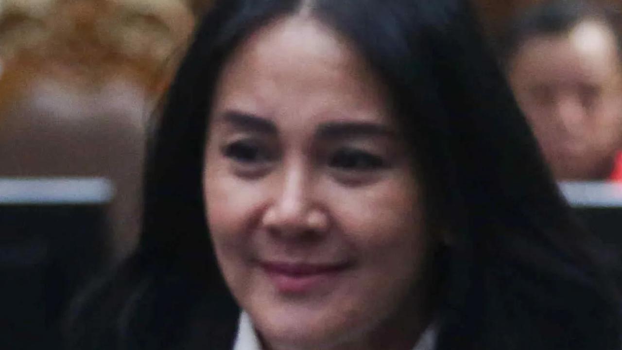 Dalam sidang tersebut Rafael Alun bersama Ernie Meike Torondek didakwa menerima gratifikasi belasan miliar.<br>