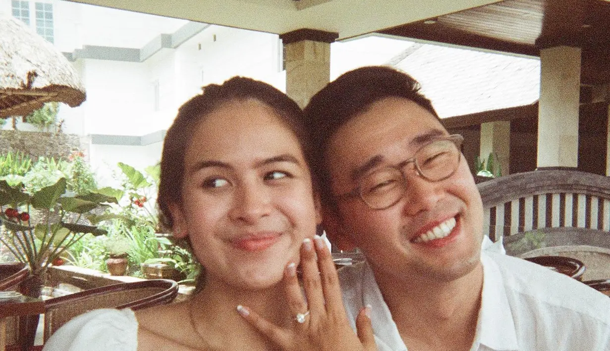 "Happy 2nd anniversary @jessechoi_ I love you so deeply! You smile and I breathe easy. Itu sebabnya aku bergegas pulang setiap hari. Terima kasih karena selalu hadir untuk kami," tulis Maudy Ayunda. (Foto: Instagram/ jessechoi_)