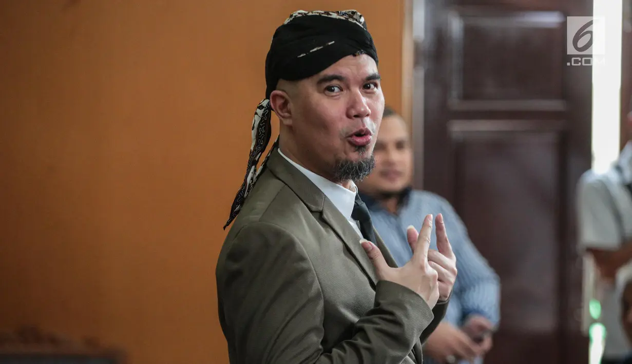Gaya terdakwa Ahmad Dhani usai menjalani sidang lanjutan atas kasus ujaran kebencian di Pengadilan Negeri Jakarta Selatan, Senin (19/11). Sidang beragendakan pembacaan tuntutan jaksa penuntut umum (JPU). (Liputan6.com/Faizal Fanani)