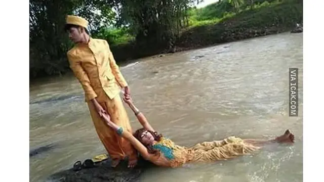 6 Foto Prewedding di Sungai Ini Penuh Perjuangan, Bikin Ngakak