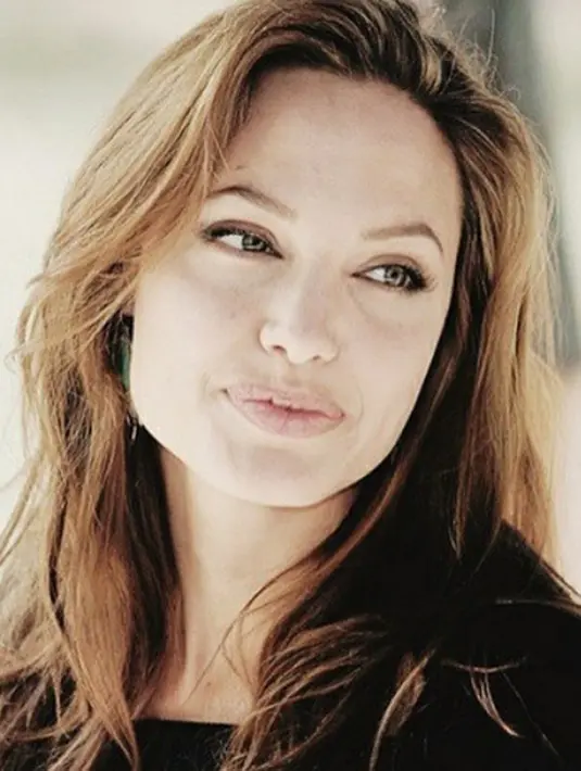 Belakangan ini terkuak soal kasus pelecehan seksual yang dilakukan Harvey Weinstein kepada sederet wanita cantik. Setelah nama Bill Cosby, kini Angelina Jolie pun akhirnya bercerita kronologis kejadiannya. (Instagram/angelinajolieofficial)