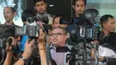 Razman Arif Nasution, menjawab pertanyaan wartawan di depan Gedung Komisi Pemberantasan Korupsi (KPK), Jakarta, Jum'at (13/2/2015).  Kedatangan Razman untuk menyampaikan terkait adanya teror terhadap pegawai KPK. (Liputan6.com/Herman Zakharia)