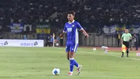 Bek Persib Bandung Al Hamra Hehanussa kembali dipinjamkan untuk melakoni musim 2026/2027. (Bola.com/Erwin Snaz)