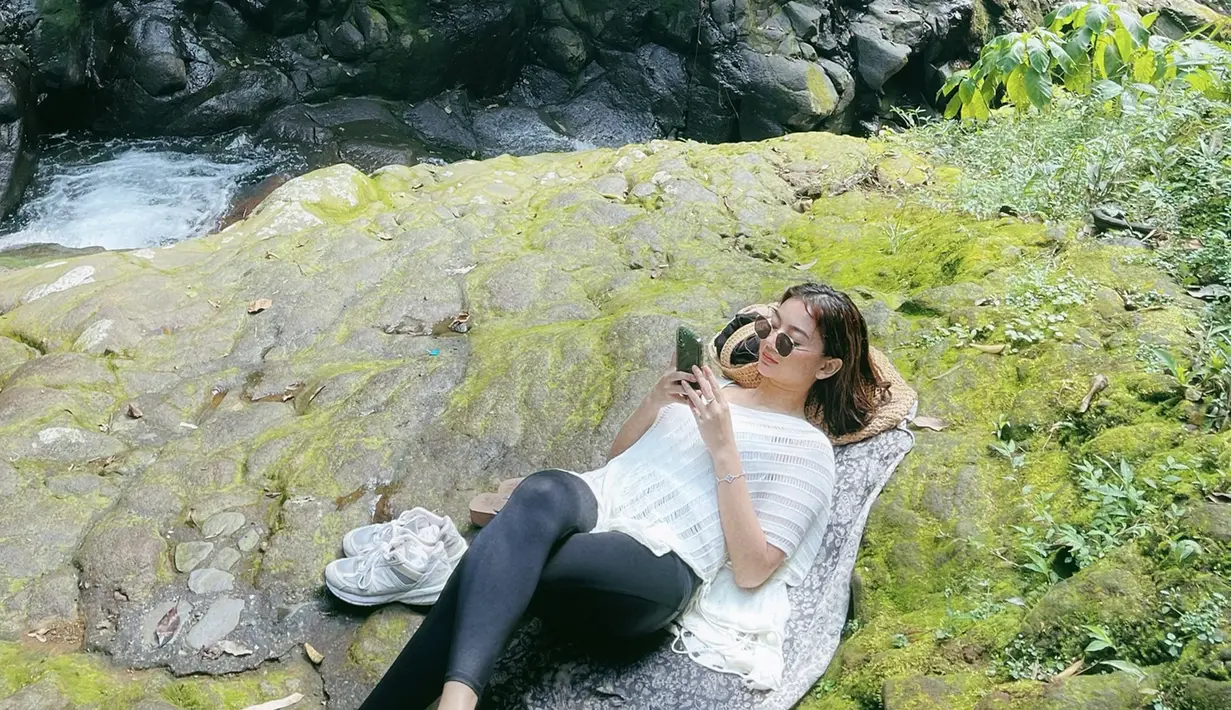 Santai menikmati sausana alam di sekitaran curug, pemain sinetron Ikatan Cinta ini nyaman tiduran di atas batu. Tampil dengan busana kasual, sosoknya tetap terlihat manawan. Tidak sedikit netizen yang memuji penampilannya di kolom komentar Instagramnya. (Liputan6.com/IG/@glencachysaraofficial)