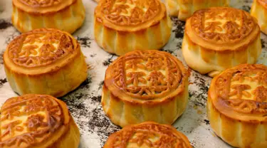 Kue bulan dengan kata-kata China 'Tanpa Penarikan, Tanpa Pembubaran' ditempatkan di atas meja di toko roti Wah Yee Tang di Hong Kong, 9 Agustus 2019. Toko roti ini menawarkan kue bulan dengan pesan khusus menanggapi bentrokan aktivis demokrasi dengan aparat Hong Kong. (AP Photo/Kin Cheung)