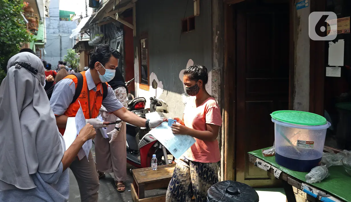 Petugas pos menyalurkan Bantuan Sosial Tunai (BST) dari rumah ke rumah di kawasan Kebon Jahe, Jakarta Pusat, Rabu (21/7/2021). Pada hari ini, Kementerian Sosial bersama PT Pos Indonesia mulai menyalurkan BST kepada 10 juta penerima secara bertahap. (Liputan6.com/Herman Zakharia)