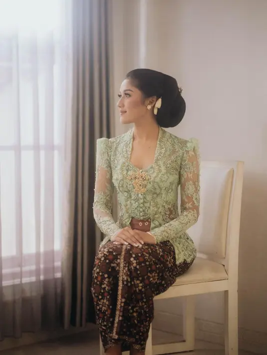 Saat acara sungkeman jelang nikah, Erina Gudono tampil anggun kenakan kebaya kutubaru warna hijau sage dengan detail lengan puffy. Kebayanya dipadukan dengan angkin berwarna merah. [@erinagudono].