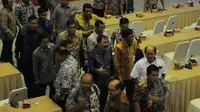 Sejumlah peserta rapat meninggalkan ruang mediasi pembahasan APBD 2015 antara Pemprov DKI dengan DPRD DKI Jakarta di Kantor Kementerian Dalam Negeri, Kamis (5/3/2015) . (Liputan6.com/Herman Zakharia)