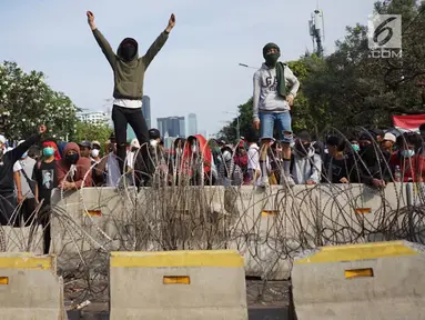 Massa aksi yang tergabung dari elemen mahasiswa, buruh, dan pelajar berunjuk rasa di depan Gedung DPR RI, Jakarta, Senin (30/9/2019). Aksi unjuk rasa dari berbagai elemen tersebut menyikapi penolakan terhadap UU KPK dan sejumlah RUU yang dinilai bermasalah. (Liputan6.com/Immanuel Antonius)