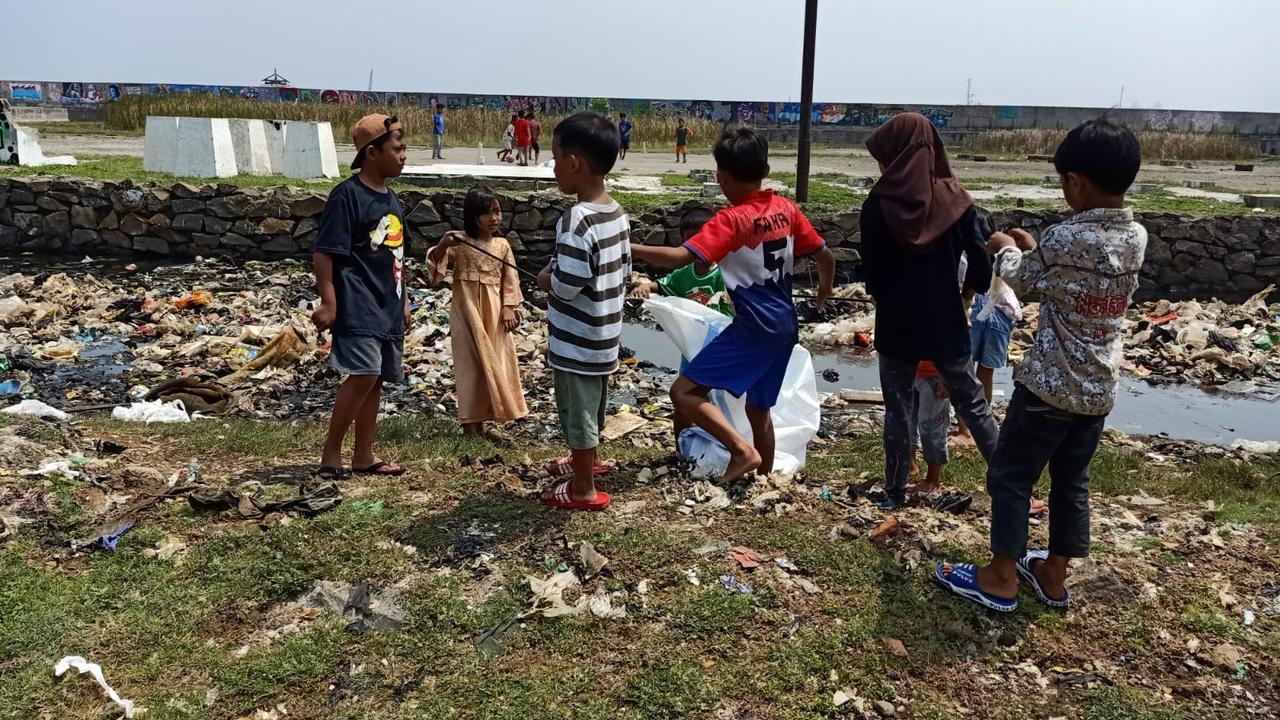 Secuplik Usaha Membangkitkan Kesadaran Pilah Sampah di Tempat Pembuangan Sampah Liar