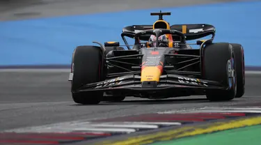 Pembalap Red Bull Max Verstappen mengemudikan mobilnya saat sesi kualifikasi jelang balapan mobil F1 GP Austria 2023 di Red Bull Ring Circuit, Spielberg, Austria, Jumat (30/6/2023). (AP Photo/Darko Vojinovic)