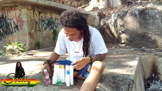 Potret gaya rambut gondrong gimbal Cak Sodiq Monata