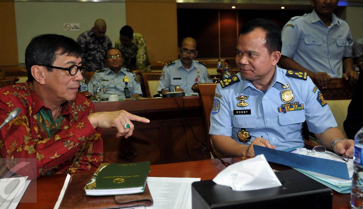 MenkumHAM Yasonna Laoly dan Dirjen Imigrasi Ronny Sompie raker dengan Komisi I DPR di  Jakarta, Selasa (13/10). Rapat itu membahas RUU pengesahan perjanjian bantuan timbal balik dalam masalah pidana Indonesia dan Vietnam. (Liputan6.com/Johan Tallo)