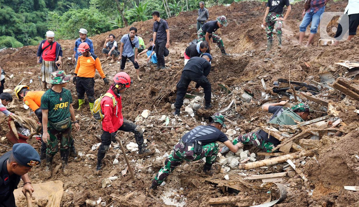 Tim SAR gabungan mencari korban yang tertimbun longsor akibat gempa berkekuatan magnitudo 5,6 di Cijendil, Kabupaten Cianjur, Jawa Barat, Rabu (23/11/2022). Puluhan warga di kawasan itu diperkirakan masih tertimbun longsor pascagempa yang mengguncang Cianjur pada 21 November 2022. (Liputan6.com/Herman Zakharia)