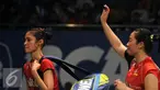 Ganda puteri Indonesia, Tiara Rosalia Nuraidah/Rizki Amelia Pradipta meninggalkan lapangan usai kalah melawan pemain Belanda, Eefje Muskens/Selena Piek di perempat final BCA Indonesia Open 2016, Jakarta, Jumat (3/6/2016). (Liputan6.com/Helmi Fithriansyah)