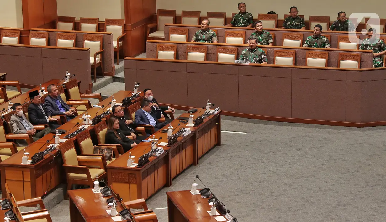 Suasana Rapat Paripurna Ke-12 Masa Persidangan II Tahun Sidang 2022-2023 di Kompleks Parlemen, Senayan, Jakarta, Selasa (13/12/2022). Dalam rapat tersebut, DPR menyepakati penetapan Laksamana TNI Yudo Margono sebagai Panglima TNI untuk menggantikan Jenderal TNI Andika Perkasa yang akan memasuki masa pensiun. (Liputan6.com/Angga Yuniar)