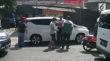 Akibat senggolan di jalan raya, seorang pemudik dan kernet bus hampir adu jotos di kawasan Sumedang.