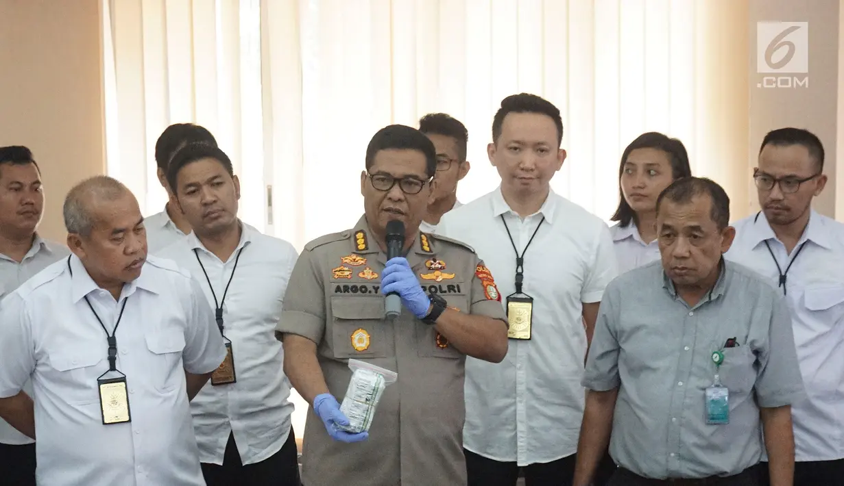 Kabid Humas Polda Metro Jaya Kombes Pol Argo Yuwono (tengah) memberi keterangan kasus peredaran obat tanpa izin di Polda Metro Jaya, Jakarta, Kamis (7/2). Polisi menyita uang hasil penjualan senilai Rp 5,67 juta. (Liputan6.com/Herman Zakharia)