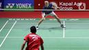 Pebulu tangkis tunggal putra Denmark Viktor Axelsen mengembalikan kok ke arah tunggal putra India Prannoy Haseena Sunil dalam babak semifinal Indonesia Open 2023 di Istora Senayan, Jakarta, Sabtu (17/6/2023). (Liputan6.com/Herman Zakharia)
