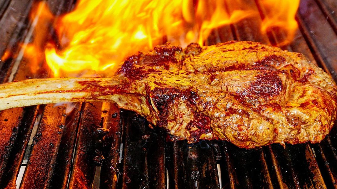 Ilustrasi Daging Sapi Kurban Dibakar