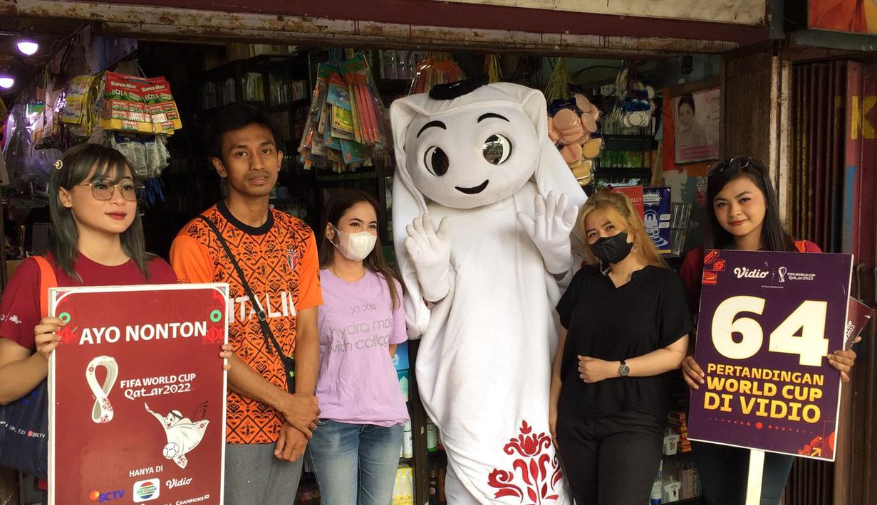 La'eeb berkeliling Indonesia sejak tiga pekan yang lalu. Maskot imut itu menggaungkan euforia Piala Dunia 2022 yang kurang dari satu bulan lagi bergulir dalam program "Berburu La'eeb". Kampanye ini diselenggarakan SCM selaku official broadcaster Piala Dunia 2022 Qatar. (Dok. SCM)