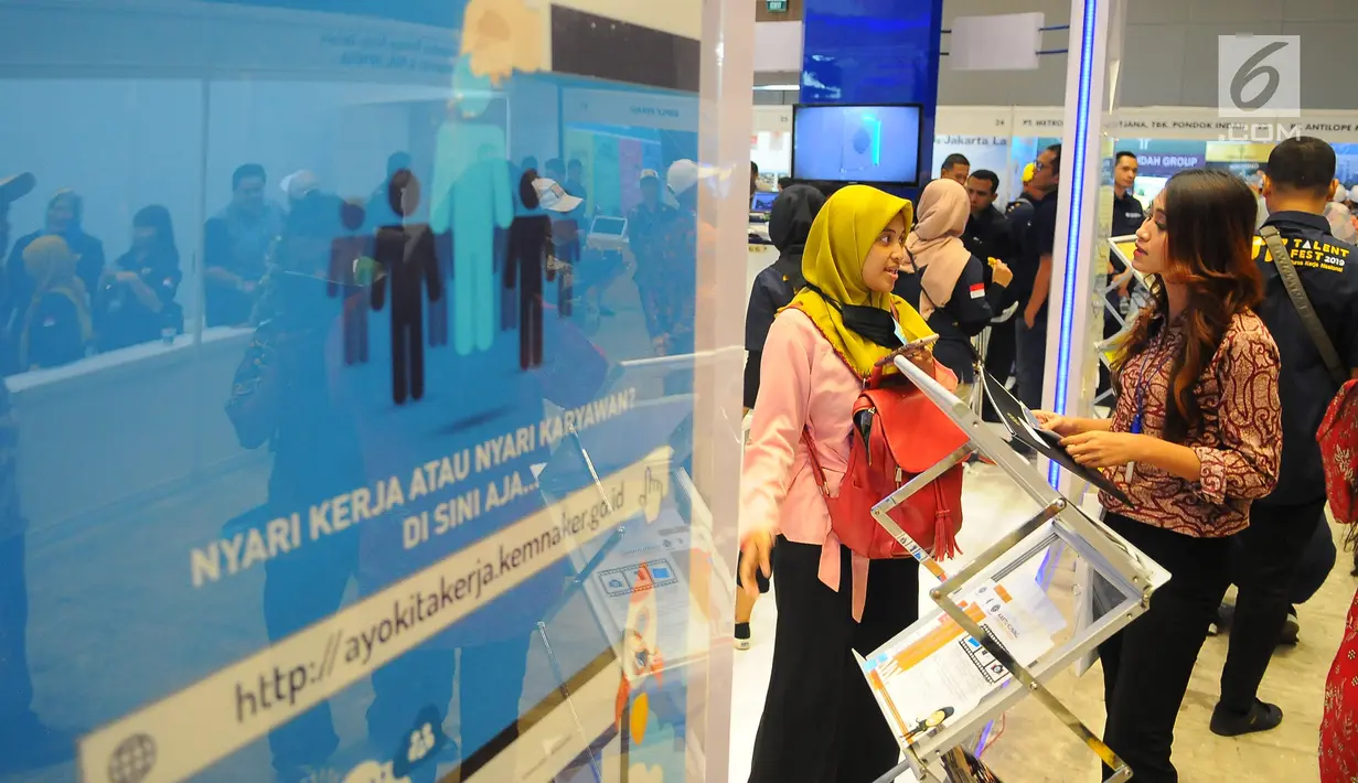 Pencari kerja mencari informasi lowongan pekerjaan saat Talent Fest dan Bursa Kerja Nasional 2019 di JI-EXPO Kemayoran, Jumat (23/2). Ajang yang digelar Kementerian Ketenagakerjaan ini berlangsung dua hari, 22-23 Maret 2019. (Liputan6.com/Angga Yuniar)