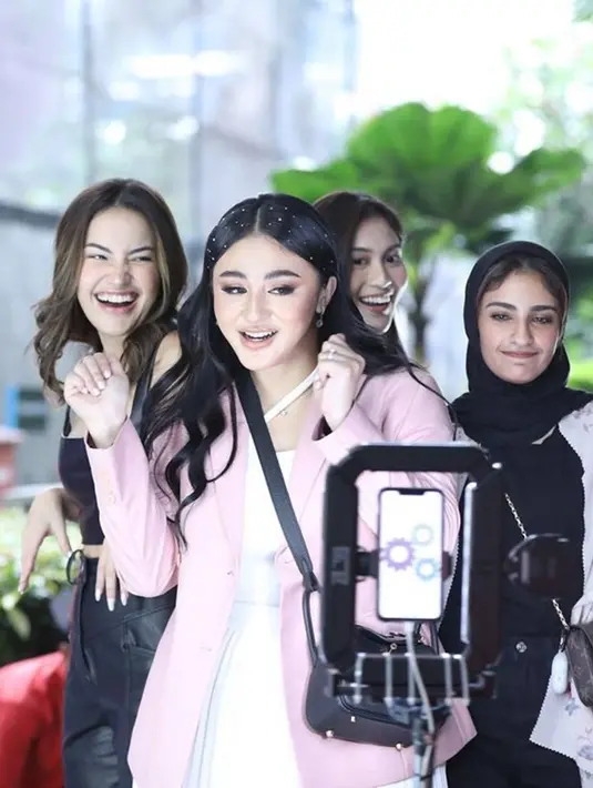 Rayakan pesta ulang tahun anak di hotel, Margin Wieheerm pun seru-seruan bersama sahabatnya saat mengabadikan momen kebersamaannya. Dalam kolom komentar Instagramnya, banyak pula netizen yang menanyakan Lesty Kejora yang tidak hadir dalam ulang tahun anak dari sahabatnya tersebut. (Liputan6.com/IG/@alisyakieb)