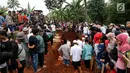 <p>Proses penguburan massal korban kecelakaan bus Tanjakan Emen Subang di TPU Legoso Ciputat, Tangerang Selatan, Banten, Minggu (11/2). Sopir bus maut masih menjalani pemeriksaan intensif. (Liputan6.com/JohanTallo)</p>