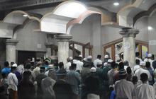 FOTO: Kepadatan Masjid di Jakarta yang Penuh Kekhusyukan Umat Muslim Melaksanakan Salat Tarawih di Malam Pertama Ramadan 1445 Hijriah
