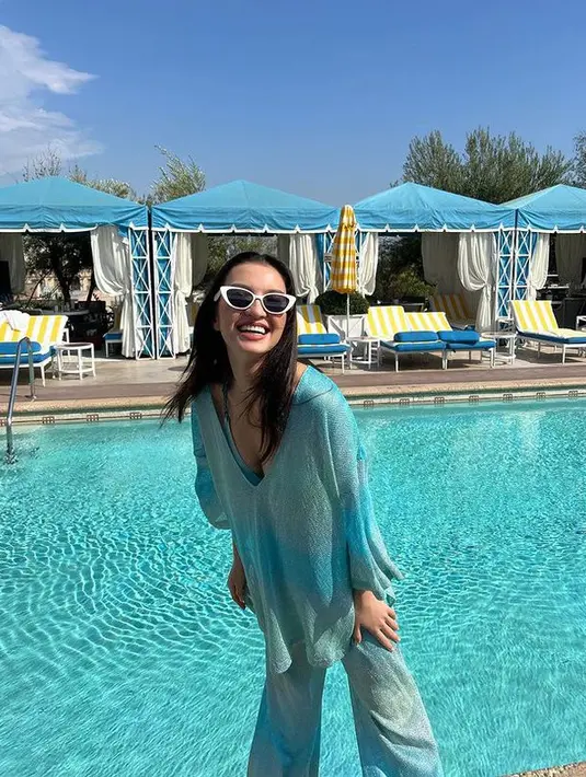 Ia tampak memukau dalam balutan busana serba panjang bernuansa biru.