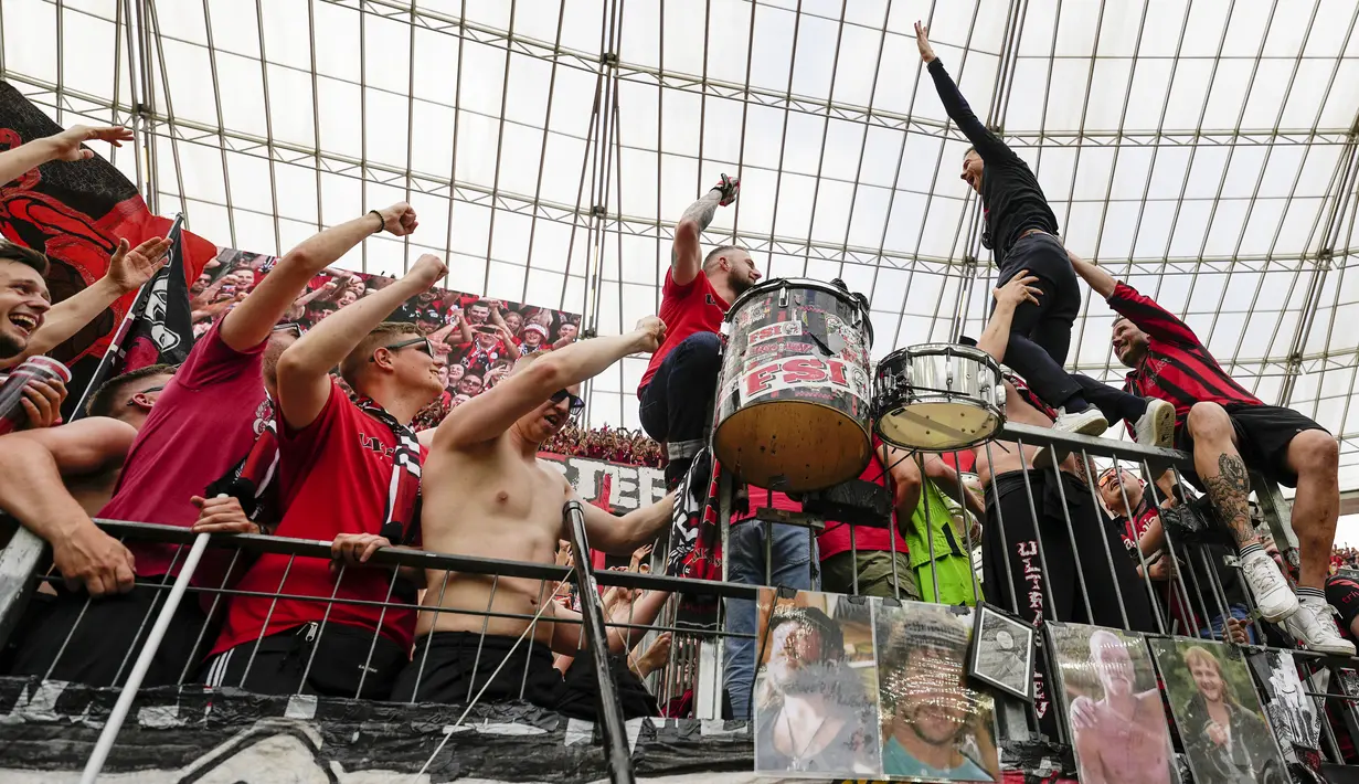Bayer Leverkusen berhasil meraih kemenangan atas Augsburg. Hal itu membuat Die Werkself mengakhiri Bundesliga 2023/2024 tanpa terkalahkan. (AP Photo/Martin Meissner)