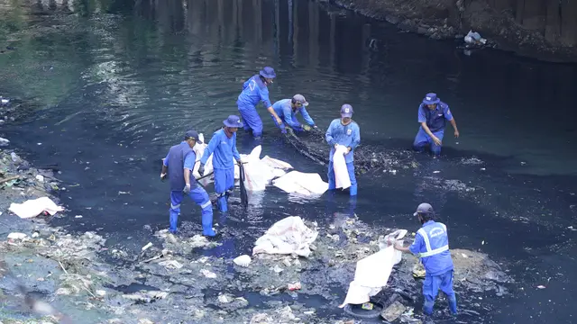 Peringati Hari Sungai dan World Cleanup Day, TelkomGroup Angkut 5,1 Ton Sampah dari Kali Krukut