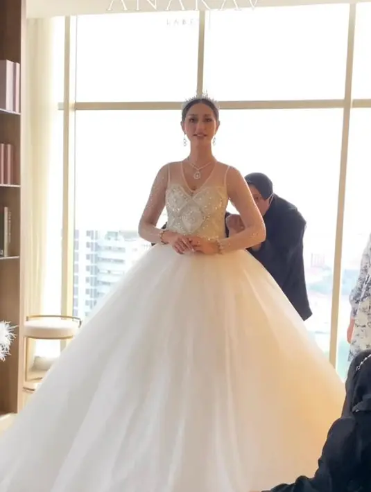 Di momen resepsi sendiri, Ayu Maulida menjelma menjadi Cinderella pakai ballgown putih dari @anarav.label.