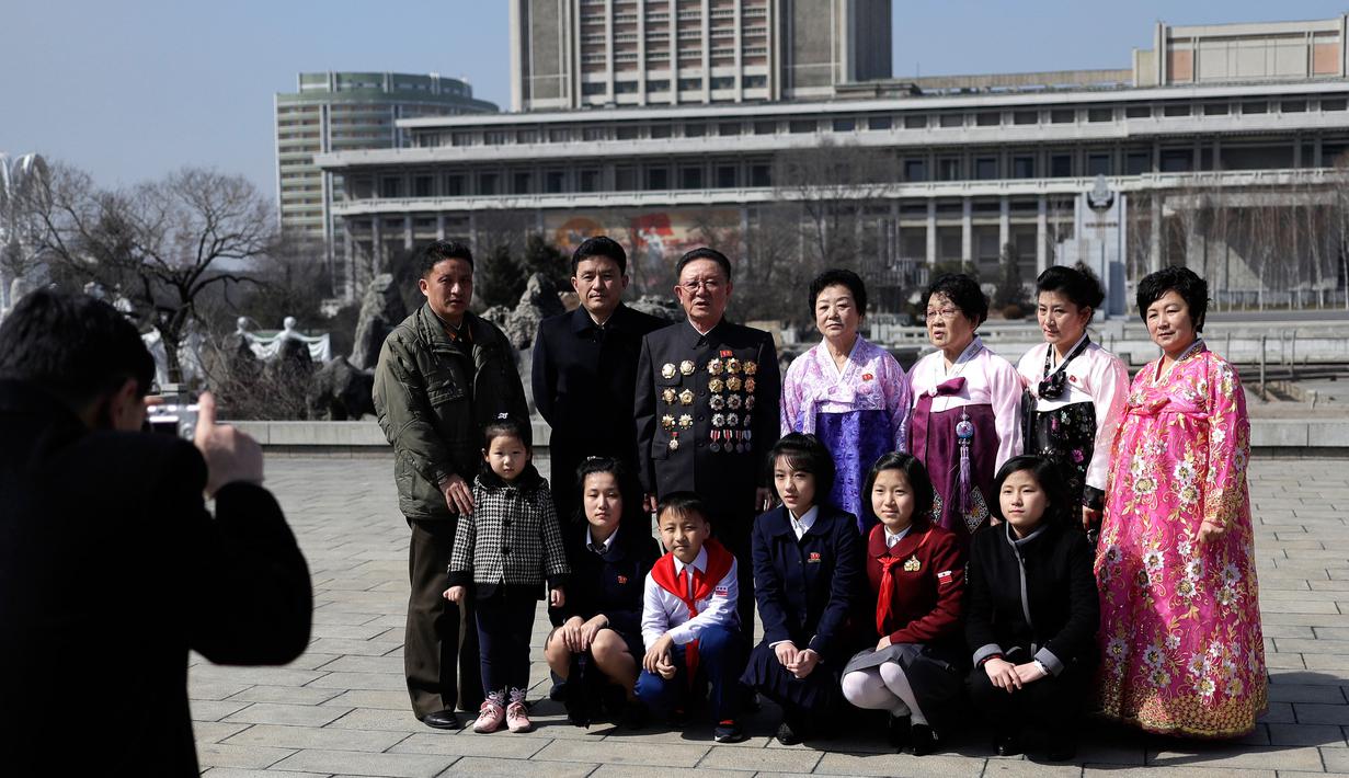 Keluarga foto bersama saat  memperingati Hari Perempuan Internasional di Pyongyang, Korea Utara, Jumat (8/3). Hari Perempuan Internasional jatuh pada tanggal 8 Maret setiap tahunnya. (AP Photo/Dita Alangkara)