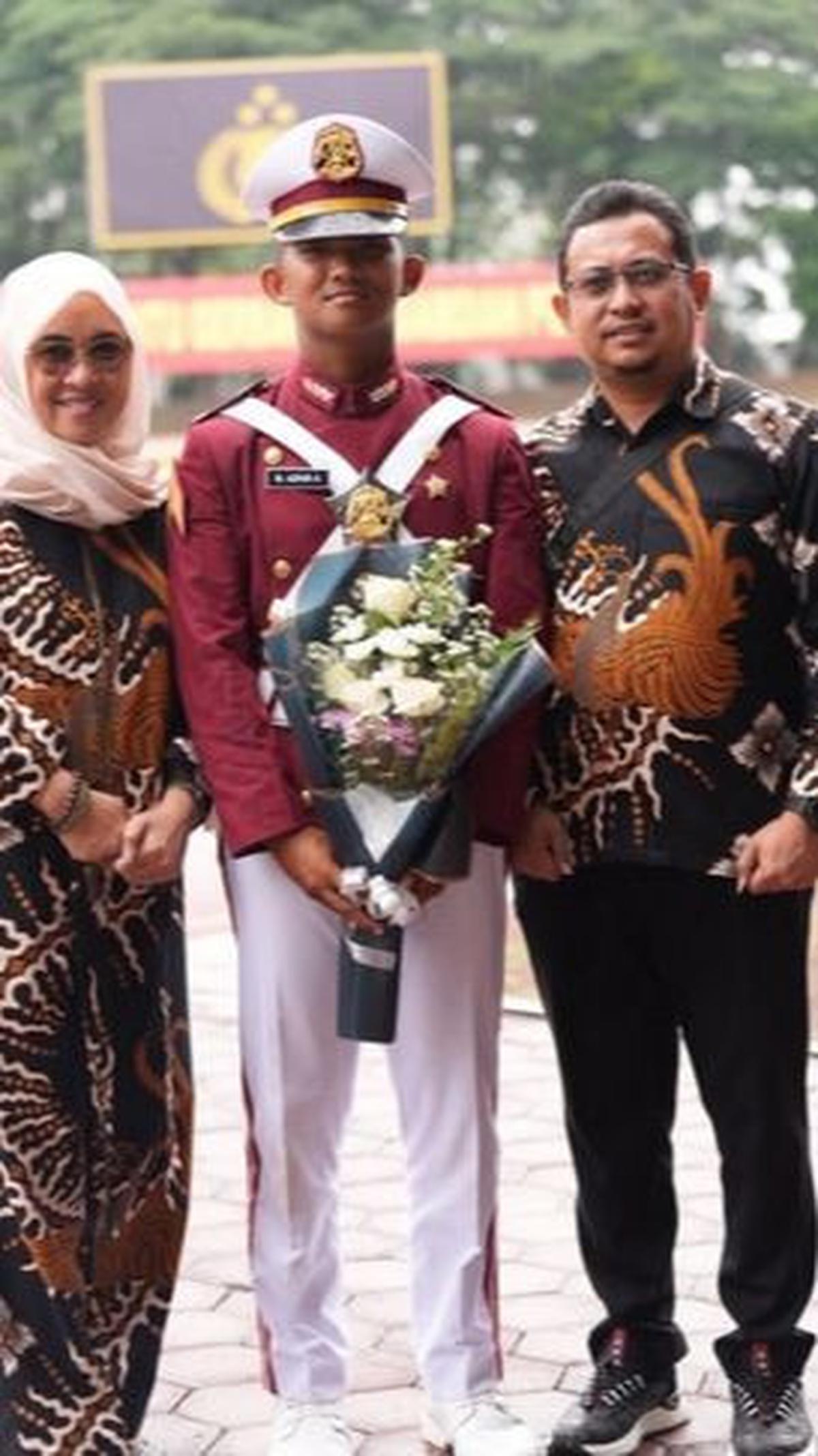 Kini, selama 4 tahun ke depan Azfar menjalani pendidikan sebagai taruna Akpol. <br><br>Setelah lulus, dia akan mendapat pangkat Inspektur Polisi Dua (Ipda).