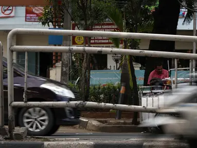 Pengendara melintas di jalan Prof. DR. Soepomo, Jakarta, Jumat (22/2). Kondisi pagar pembatas jalan di jalan Prof. DR. Soepomo mengalami kerusakan di beberapa titik. (Liputan6.com/Helmi Fithriansyah)