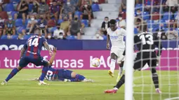 Pemain Real Madrid Vinicius Junior (kedua kanan) mencetak gol ke gawang Levante pada pertandingan La Liga Spanyol di Stadion Ciutat de Valencia, Valencia, Spanyol, Minggu (22/8/2021). Pertandingan berakhir dengan skor 3-3. (AP Photo/Alberto Saiz)