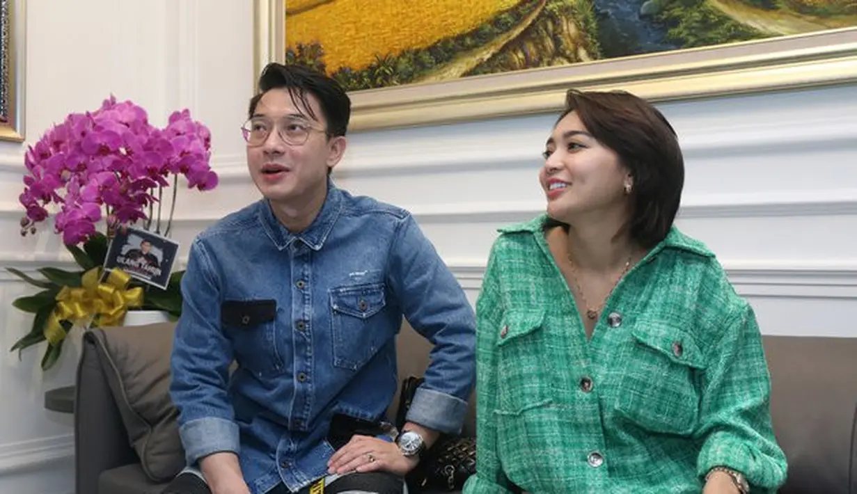 Kebersamaan Wika Salim dan Max Adam disebut pertama kali terendus publik saat keduanya menghadiri pesta ulang tahun pengacara Sandy Arifin Agustus 2022 lalu. (Kapanlagi.com/ Budy Santoso)