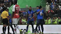 Pemain Arema FC merayakan gol Dedik Setiawan ke gawang Persipura Jayapura di Stadion Gajayana, Malang, Kamis (4/7/2019). (Bola.com/Iwan Setiawan).
