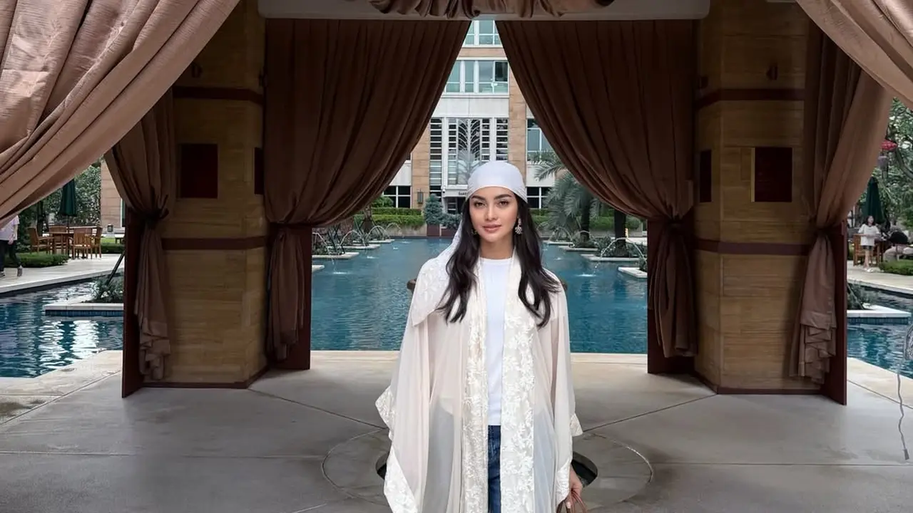 Gaya Stylish Ririn Ekawati Saat Bukber, Head Scarf Jadi Aksesori Modest yang Elegan