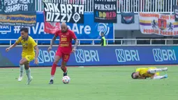 Pemain Persija Jakarta, Gustavo Almeida berusaha melewati pemain Persik Kediri pada laga BRI Liga 1 2024/2025 di Stadion Pakansari, Kabupaten Bogor,  Minggu (1/12/2024) sore WIB. (Bola.com/M Iqbal Ichsan)