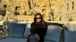 Dalam momen liburannya di Cappadocia, Jessica Iskandar menginap di sebuah hotel bernuansa gua. Hotel ini pun terlihat unik dan berbeda dari hotel pada umumnya karena berada di dalam gua batu. Penampakan hotelnya ini pun bisa terlihat pada latar belakang foto yang diunggahnya. (Liputan6.com/IG@inijedar)