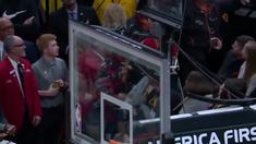 Berita Video momen bahagia saat para bintang NBA give away sepatunya kepada para fans, termasuk LeBron James