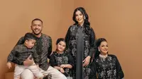 5 Potret Tasya Farasya Pakai Baju Senada dengan Keluarga, Pancarkan Aura Berkelas