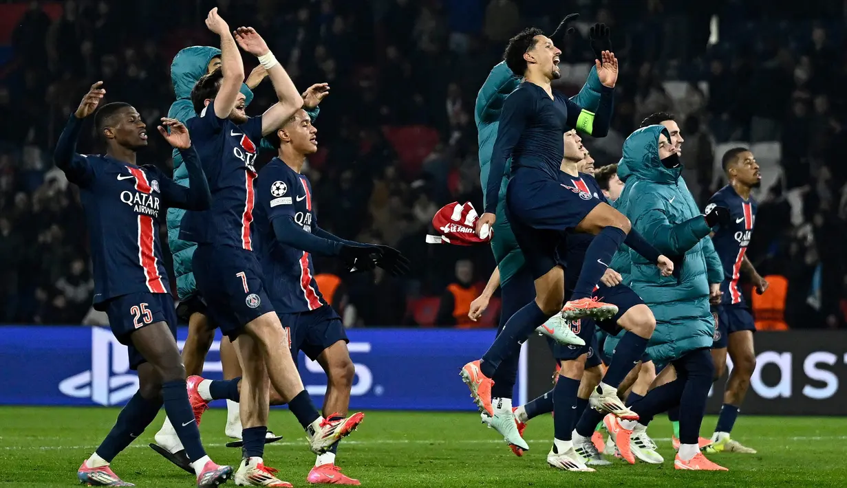 Pemain Paris Saint-Germain (PSG) merayakan kemenangan pada akhir pertandingan leg kedua play-off fase gugur Liga Champions 2024/2025 melawan Brest di stadion Parc des Princes, Paris, Rabu 19 Februari 2025 waktu setempat atau Kamis 20 Februari 2025 dini hari WIB. (JULIEN DE ROSA/AFP)