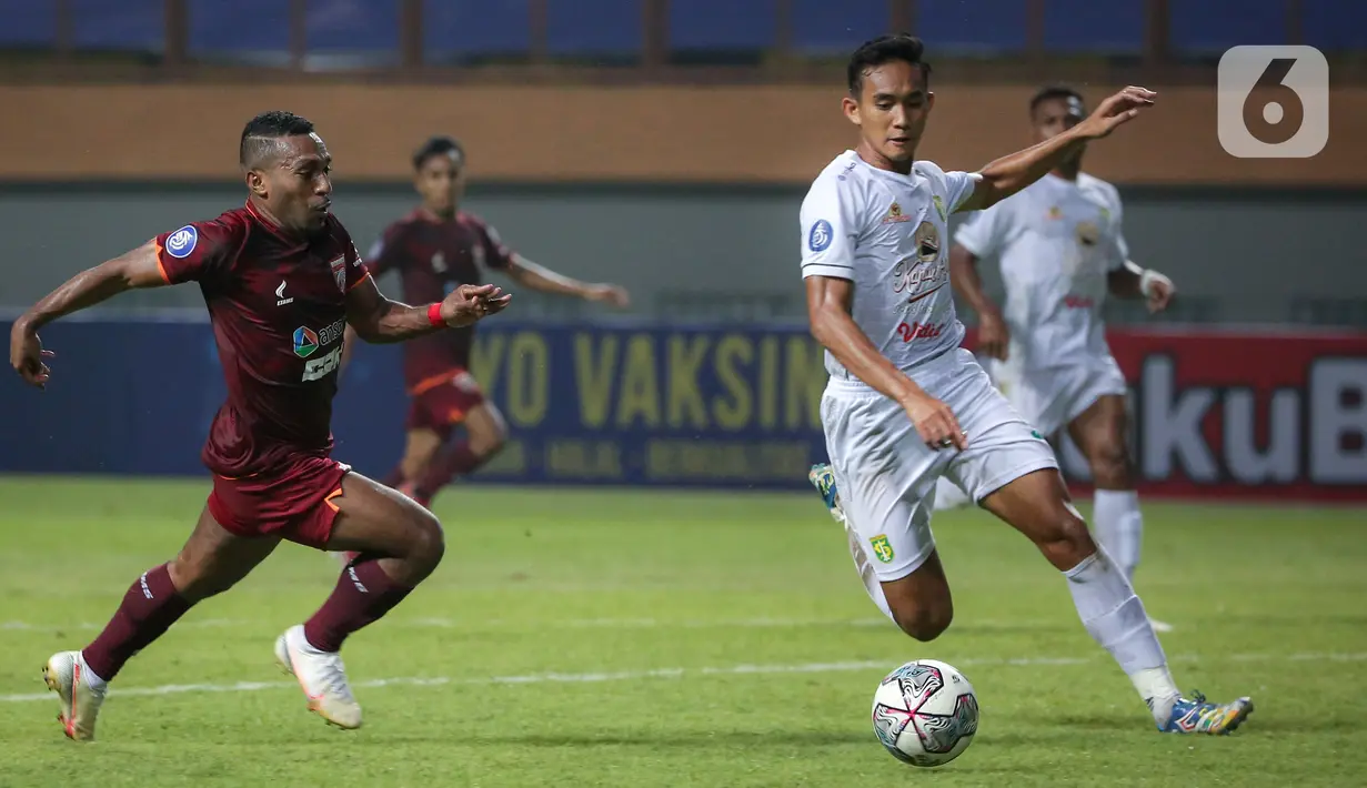 Gelandang Borneo FC, Terens Owang Priska Puhiri (tengah) berusaha mencetak gol dalam laga pekan pertama BRI Liga 1 2021/2022 melawan Persebaya Surabaya di Stadion Wibawa Mukti, Cikarang, Sabtu (4/9/2021). Borneo FC menang 3-1 atas Persebaya Surabaya. (Bola.com/Bagaskara Lazuardi)